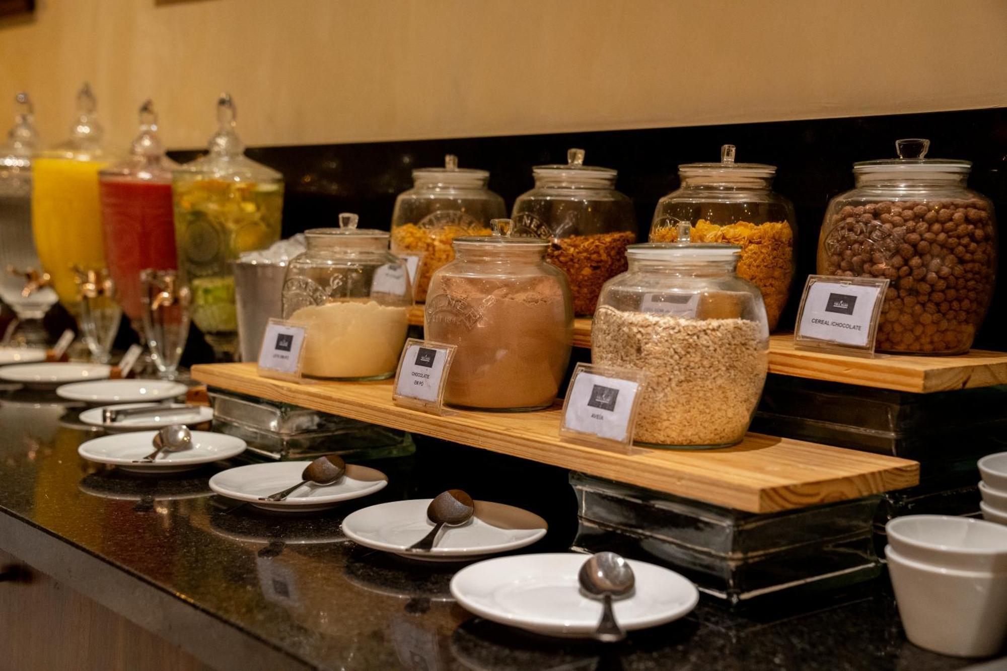 Hotel Luzeiros Recife Exterior foto A selection of cereals at a buffet